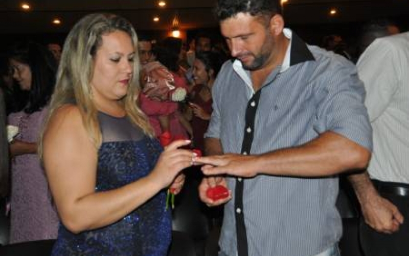 Casamento coletivo emocionou o público no Cine Teatro