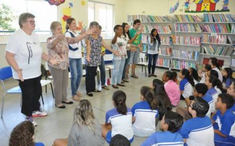 Grupo Doce Idade se apresenta em escolas municipais