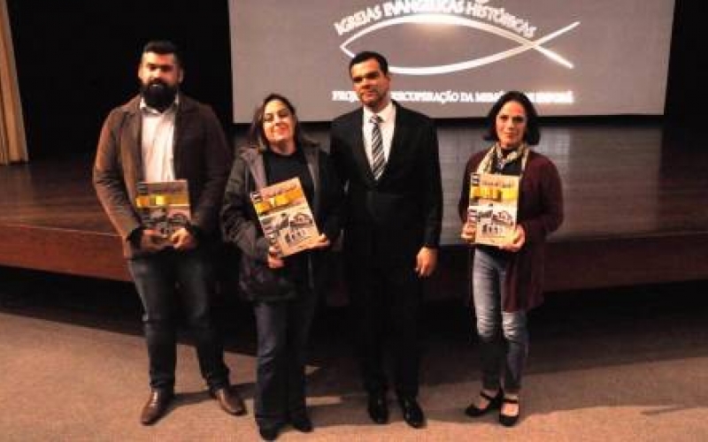 Entrega do livro das Capelas II a autoridades e lideranças