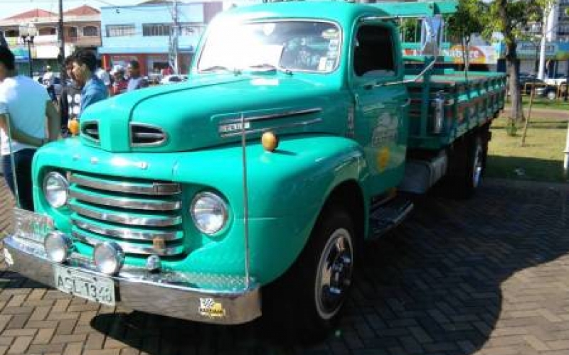 Exposição de carros antigos neste domingo, dia 12, na Praça