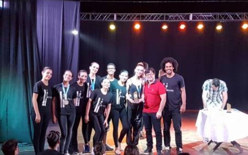 Escola de Dança de Ibiporã marca presença no Festival do Mercosul