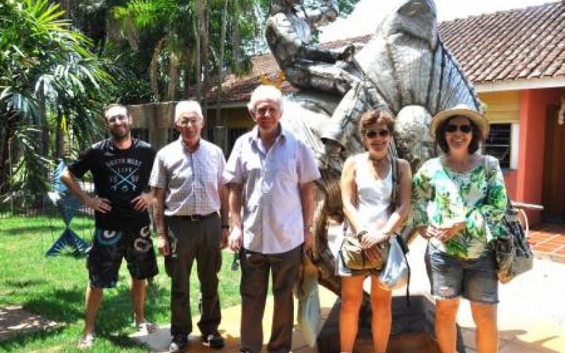 Turistas de Madri visitam a Casa de Artes