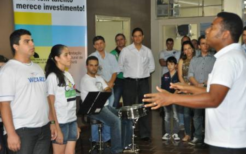 Escola de Música Ceforma e o Coro Cênico cantam na Prefeitura