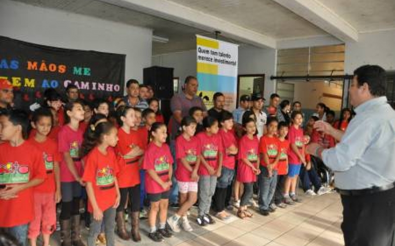 Alunos do ‘Canto na Escola’ fazem homenagem aos pais