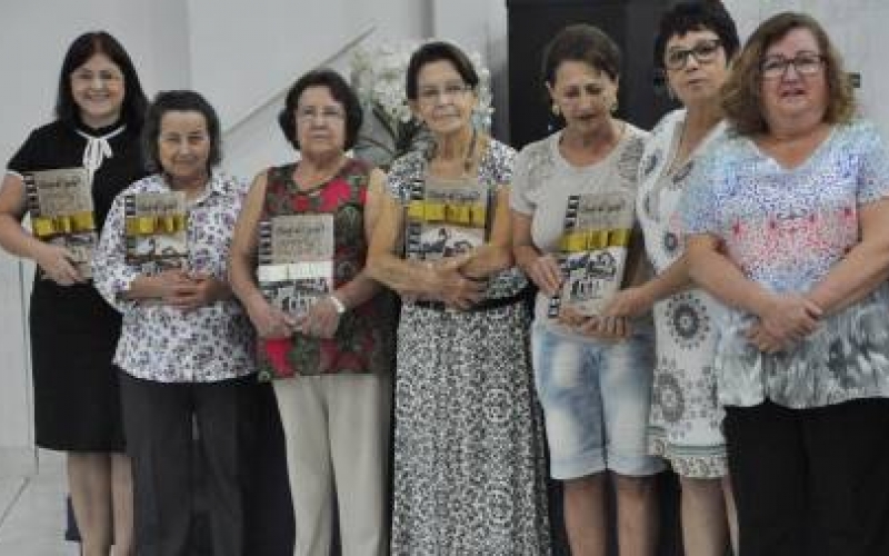 Veja as fotos da entrega dos livros na IPI