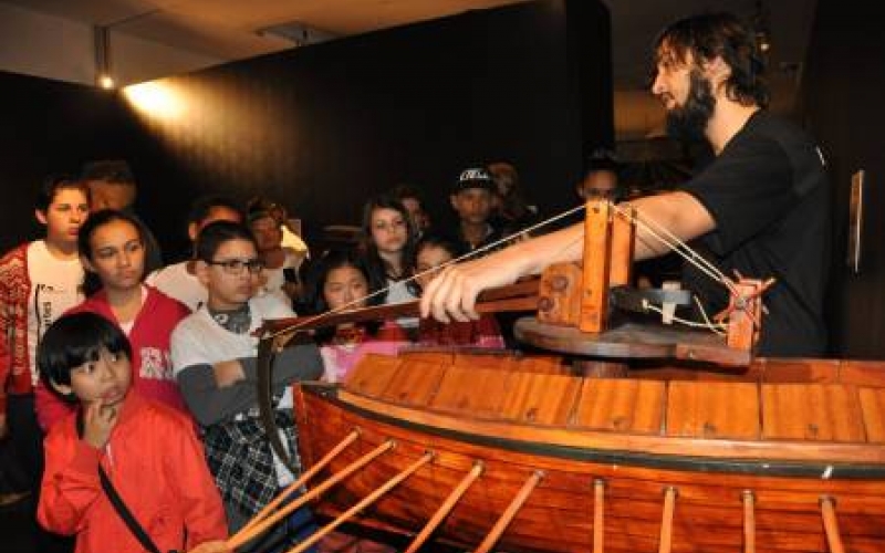 Alunos visitam exposição sobre Da Vinci