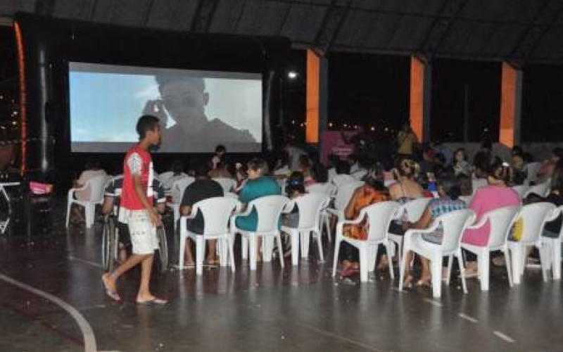 Cinema na zona sul de Ibiporã divertiu a população  