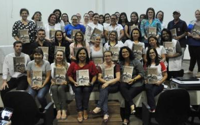 Escolas de Ibiporã recebem o livro “Circuito II” 