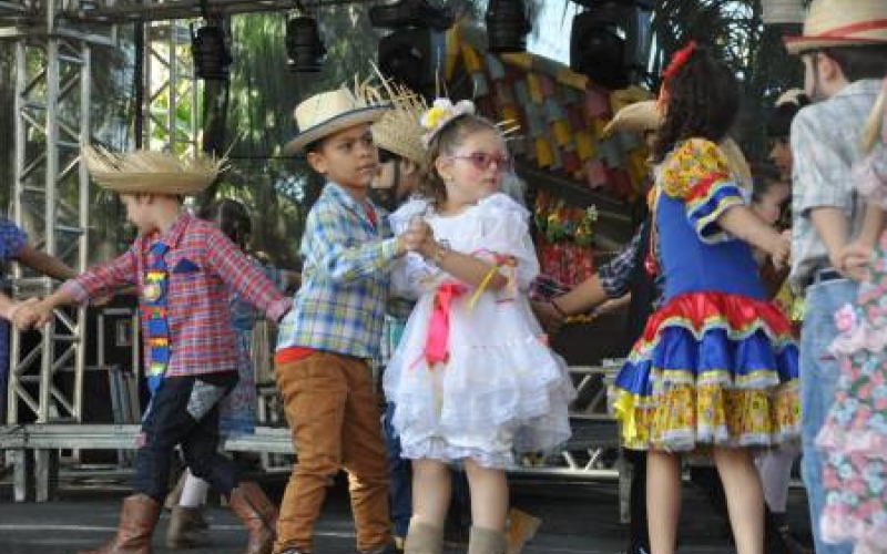 Domingo animado na 43ª Festa Junina de Ibiporã