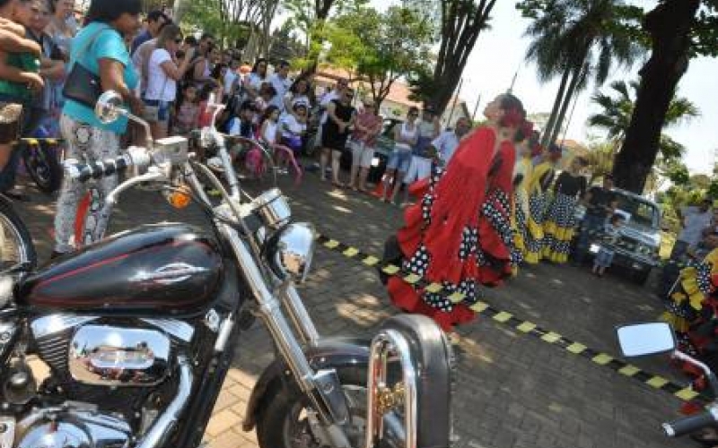 Encontro de carros antigos e atrações na Praça Pio XII