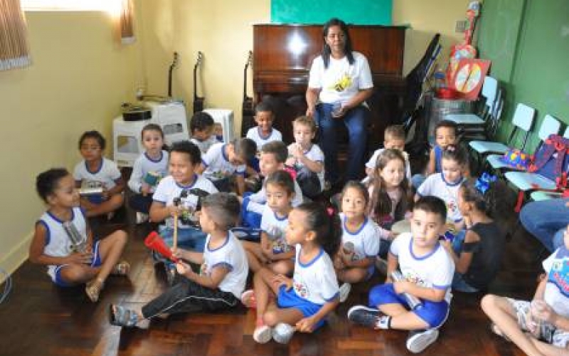 Pré II visita a escola de música da Secretaria de Cultura