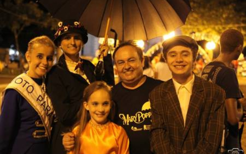 HOJE (sexta, dia 12) tem MARY POPPINS à noite!