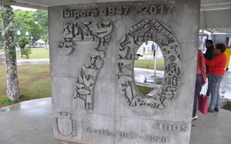 Homenagens na Praça