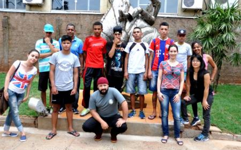 Jovens visitam espaços históricos e culturais em Ibiporã