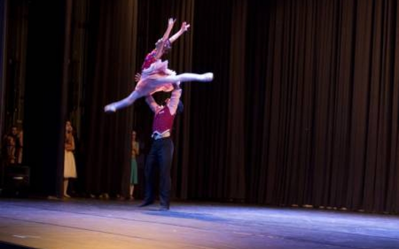 Ballet apresenta coreografias premiadas ao público