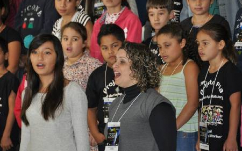 Professoras e alunos do projeto Canto na Escola no FML