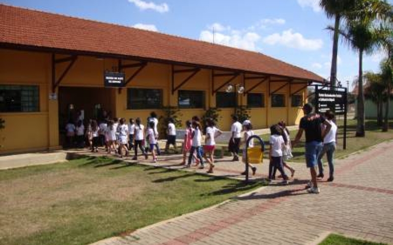 30 alunos da Escola Mário de Menezes visitaram o Museu do Café