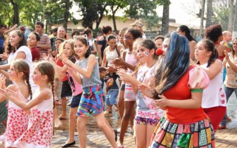 Festa para as crianças na Praça