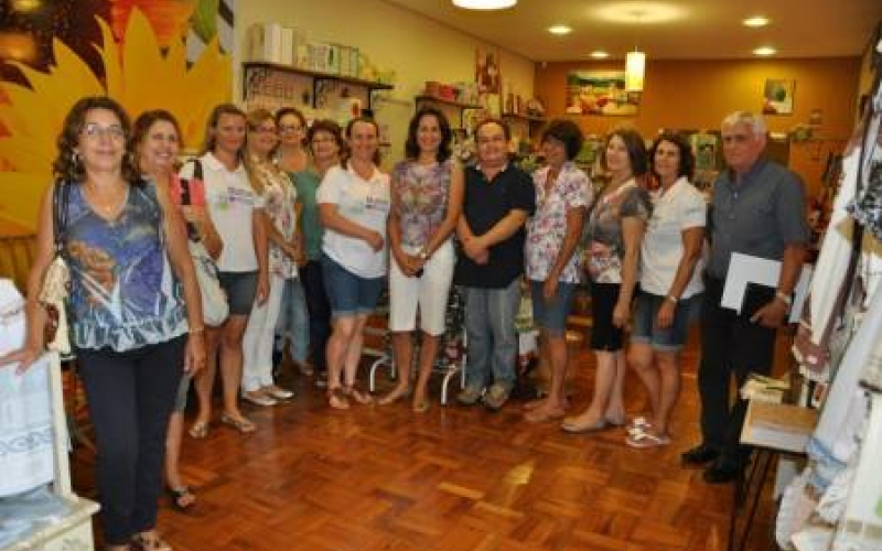 Artesãs de Sertanópolis visitam Centro do Artesanato de Ibiporã