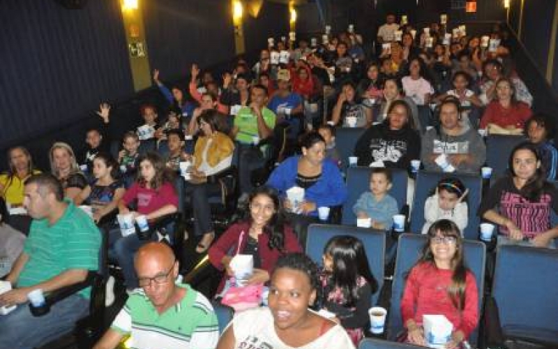 Ibiporaense aproveita o cinema de graça na Praça