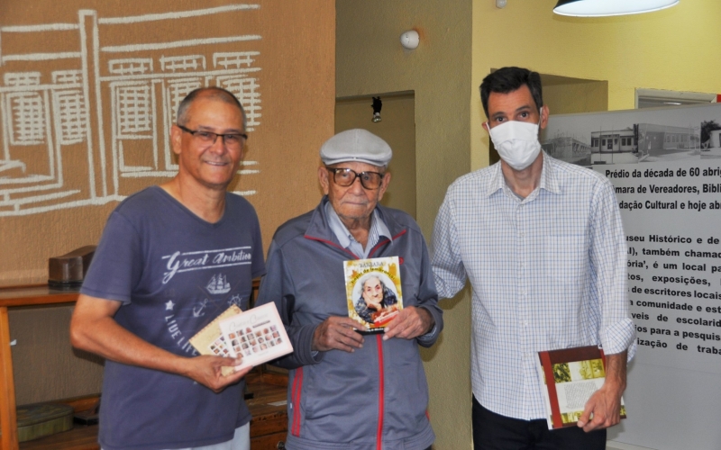 Em visita ao MHAI, pioneiro se encanta com fotografias históricas de seu pai, o 1º delegado de Ibiporã