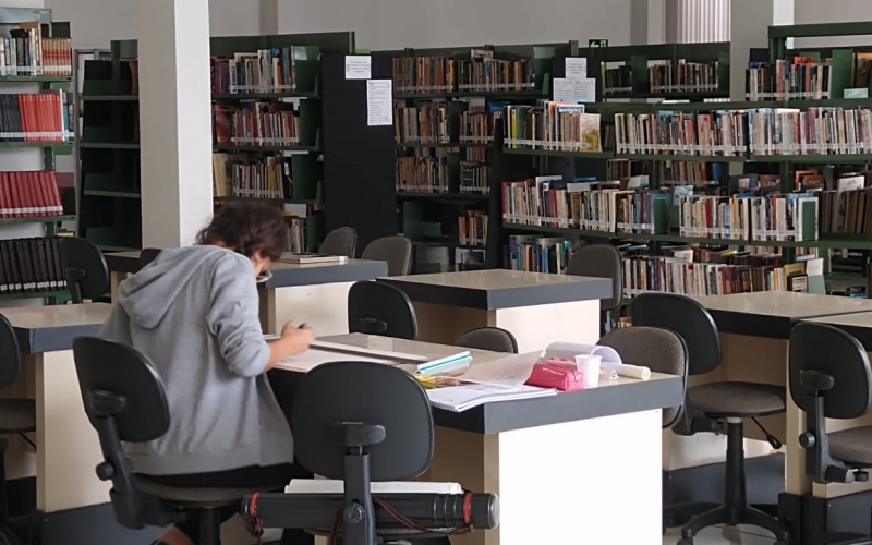 Biblioteca te aguarda para estudos, pesquisa ou trabalhos em grupo