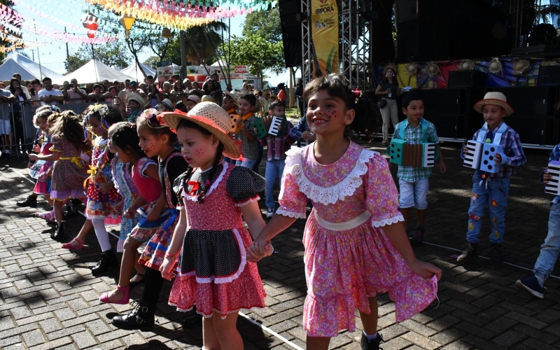 Escolas e CMEIS dão show nas quadrilhas e danças na 45ª Festa Junina de Ibiporã