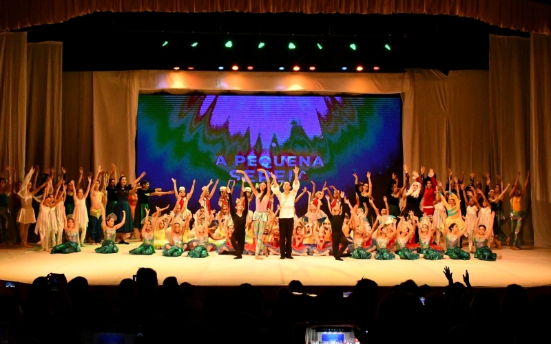 Espetáculo de fim de ano do Ballet de Ibiporã, “A Pequena Sereia” encantou o público com teatro lotado