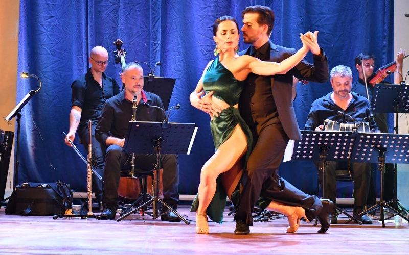 Espetáculo magnífico no Cine Teatro! Orquestra Paranaense de Tango encantou o público