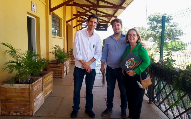 Delegado de Ibiporã, Vitor Dutra, e mãe, Alcina, visitam espaços turísticos administrados pela SMCT