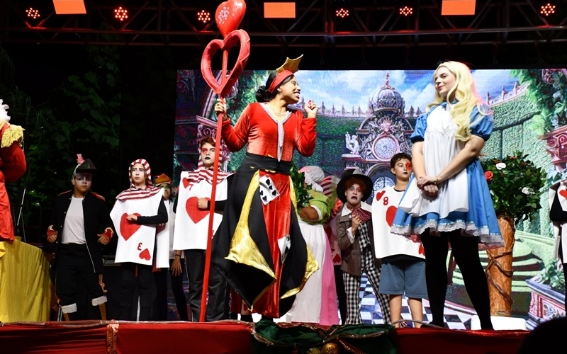 Alunos do Teatro da SMCT dão vida ao mundo fantástico de Alice, no Natal de Ibiporã