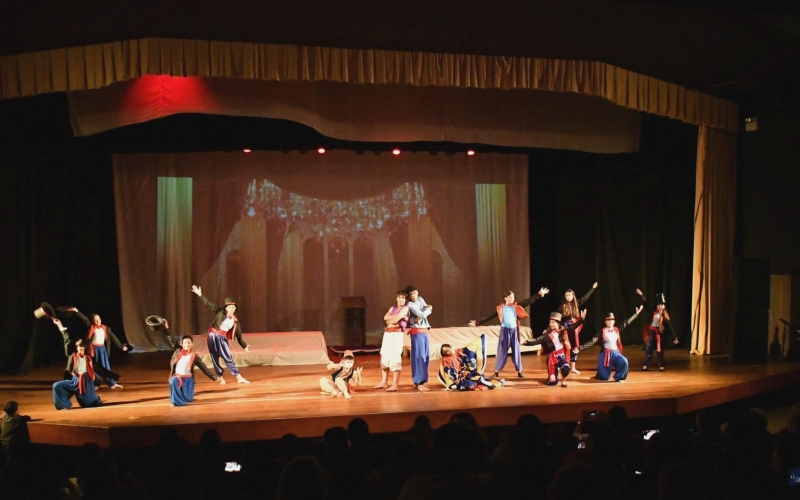 Alunos de teatro levam Aladdin ao palco do Cine Teatro