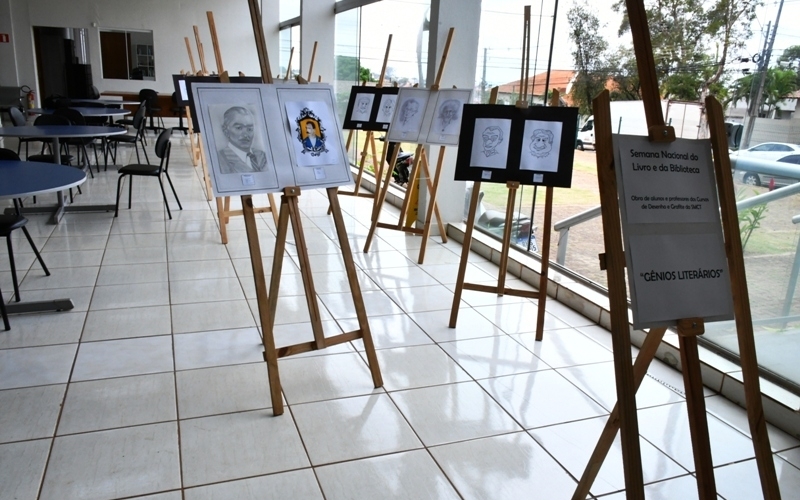 Biblioteca recebe exposição “Gênios Literários”, com trabalhos de professores e alunos da SMCT