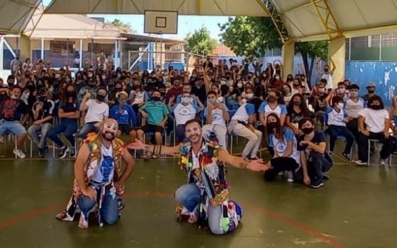  “Galhofa Brasileira” é apresentada para alunos de colégio estadual