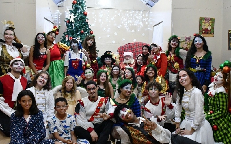 Papai Noel é recebido com música, teatro e dança em Ibiporã