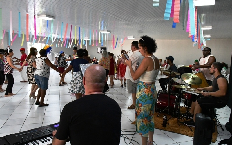 Instrutores de música do Cefac animam Carnaval do CCI