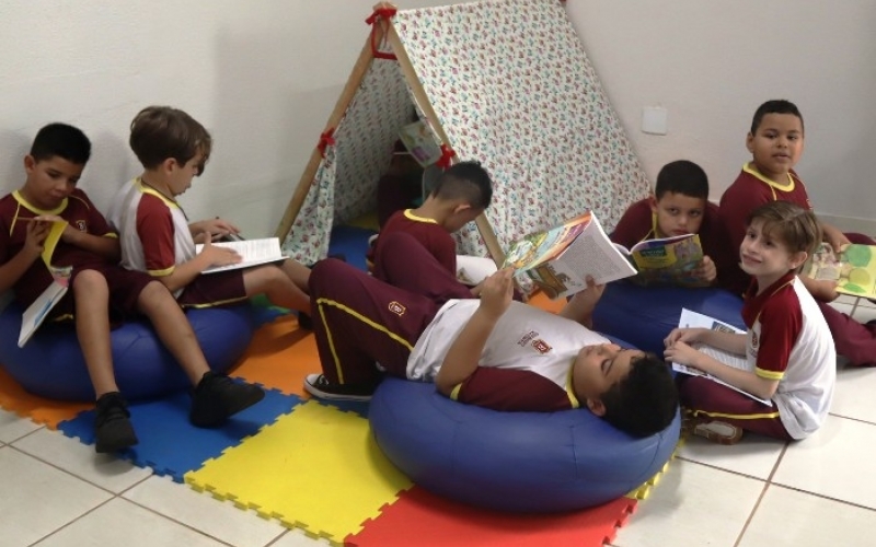 Biblioteca recebe alunos do Colégio Batista durante a semana em comemoração ao Dia do Livro Infantil