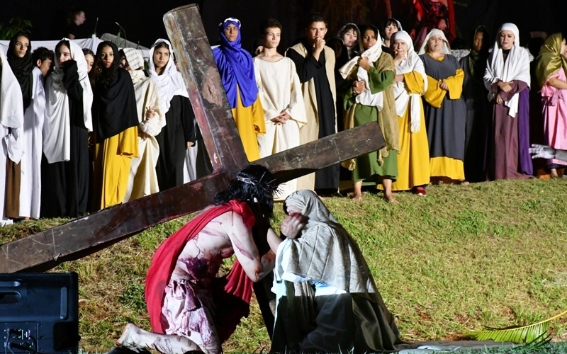Com apoio da Prefeitura, encenação da “Paixão de Cristo” leva quase 2 mil pessoas ao “Carecão”