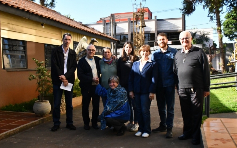 Turistas italianos em visita à Casa de Artes, com padre João Giomo