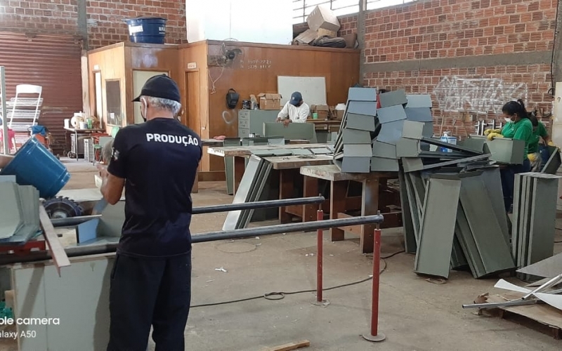 MÃOS À OBRA - Parte da equipe da Cultura reforma mobília visando a mudança da sede da Biblioteca