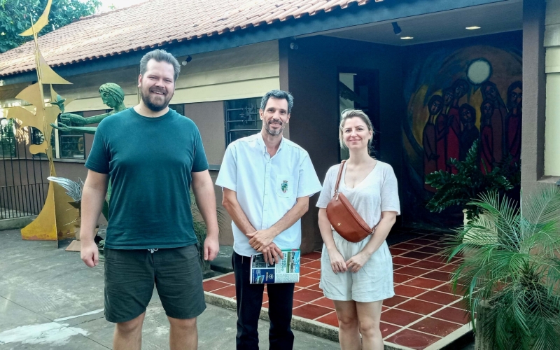 Turista da Finlândia em visita à Casa de Artes