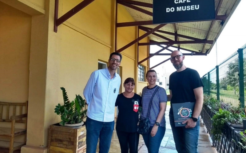 Turistas alemães e universitários visitando o Museu do Café e a Casa de Artes