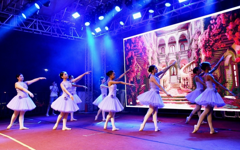 Ballet encanta com coreografias de “A Bela Adormecida” no palco do Natal 2024